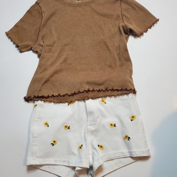 Hollister girls white shorts 23" waist Flower embroidery with tan t-shirt. - Picture 3 of 11